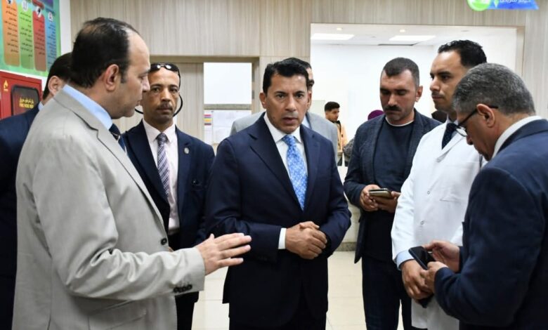 وزير الشباب يطمئن على الحالة الصحية للزملاء مصابي حادث انقلاب ميني باص بطريق العاصمة الإدارية.