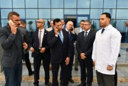 وزير الشباب يطمئن على الحالة الصحية للزملاء مصابي حادث انقلاب ميني باص بطريق العاصمة الإدارية.