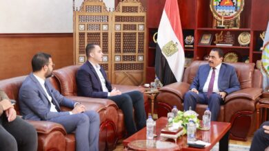 نائب وزير الصحة يبحث مع محافظ مطروح دعم البنية الصحية وتسريع مشروعات التطوير بالمحافظة.