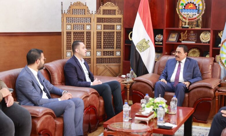 نائب وزير الصحة يبحث مع محافظ مطروح دعم البنية الصحية وتسريع مشروعات التطوير بالمحافظة. 