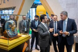 وزير السياحة يلتقي مع رئيس هيئة قطر للسياحة لتعزيز أوجه التعاون المشترك. 