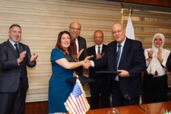 وزير الطيران المدني يشهد توقيع مذكرة تفاهم بين مصر والولايات المتحدة الأمريكية.