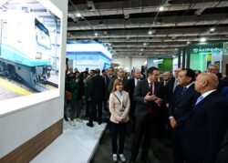 رئيس الوزراء يتفقده أول قطار كهربائي سريع"فيلارو"بالمعرض والمؤتمر الدولي للنقل الذكي.
