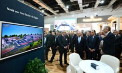 رئيس الوزراء يتفقده أول قطار كهربائي سريع"فيلارو"بالمعرض والمؤتمر الدولي للنقل الذكي.