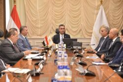 وزير التموين يعقد إجتماعًا موسعًا لمتابعة توافر السلع الأساسية بالأسواق.