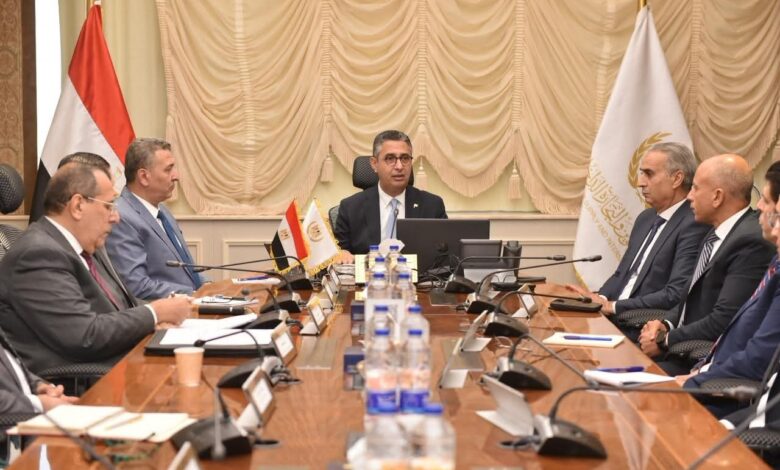 وزير التموين يعقد إجتماعًا موسعًا لمتابعة توافر السلع الأساسية بالأسواق.