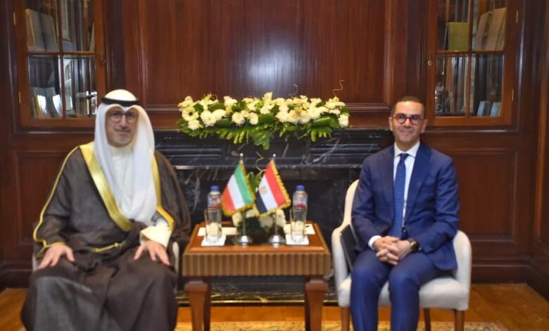 وزير الاستثمار يبحث مع وزير التجارة الكويتي مضاعفة حجم التجارة والاستثمارات المشتركة.