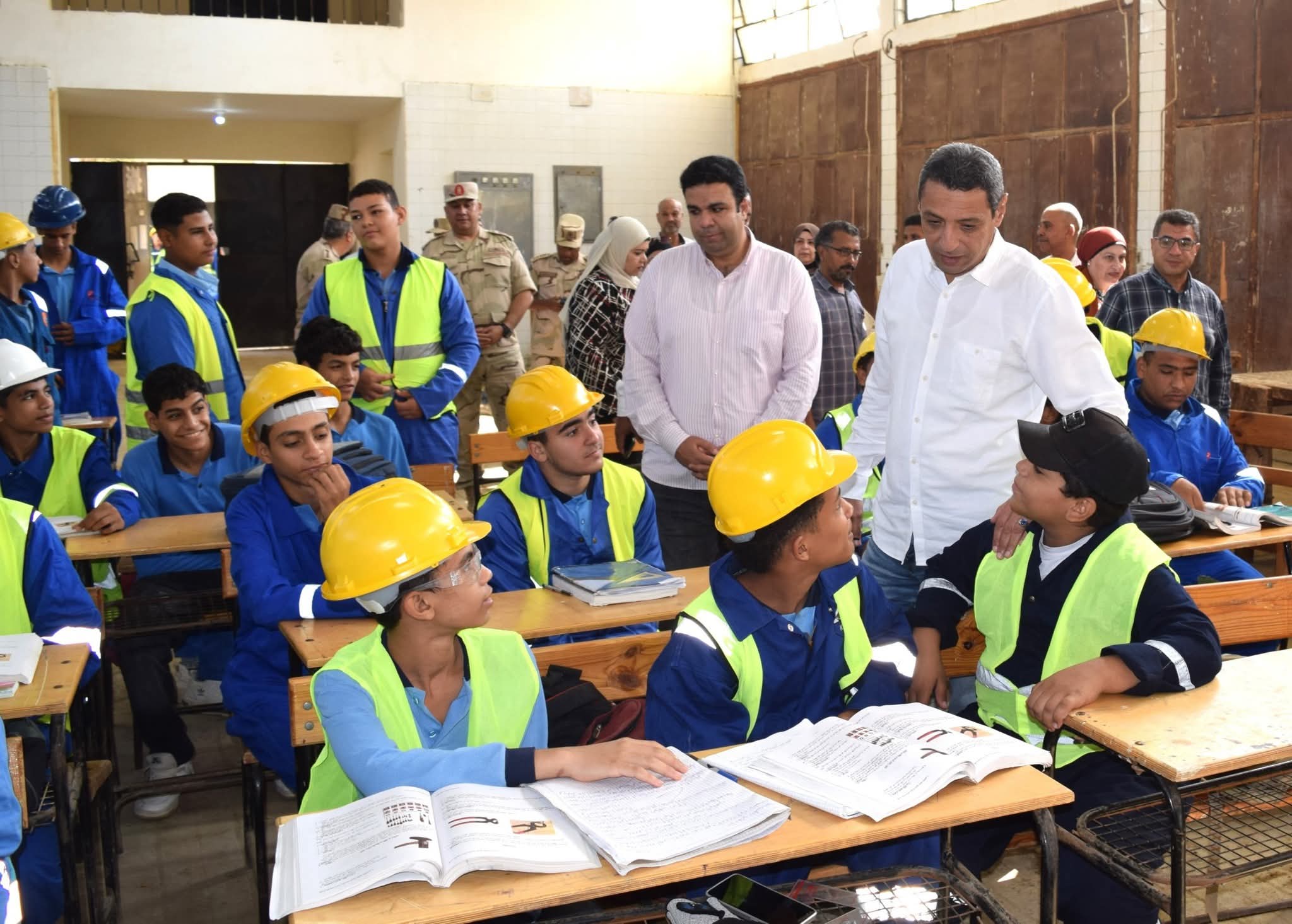 محافظ السويس في زيارة مفاجئة لمدرسة 24 أكتوبر الصناعية العسكرية بنين 