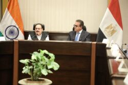 وزير الصحة يستقبل نظيره الهندي لتبادل الخبرات في صناعة الأدوية وتوسيع الاستثمارات الطبية. 