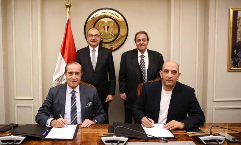 وزير قطاع الأعمال العام يشهد توقيع اتفاق تكميلي لعقود تطوير "مجاويش" بالغردقة.