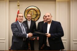 وزير قطاع الأعمال العام يشهد توقيع اتفاق تكميلي لعقود تطوير "مجاويش" بالغردقة. 