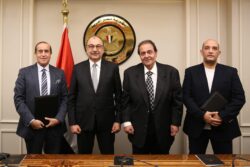 وزير قطاع الأعمال العام يشهد توقيع اتفاق تكميلي لعقود تطوير "مجاويش" بالغردقة. 