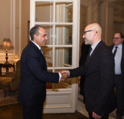 وزير الخارجية يستقبل السكرتير العام للمحكمة الدائمة للتحكيم. 