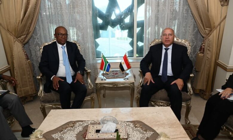 وزير الصناعة يعقد إجتماعًا مع وزير الصناعة والتجارة الجنوب إفريقي لبحث تعزيز التعاون.