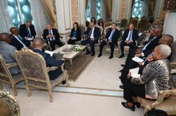  وزير الصناعة يعقد إجتماعًا مع وزير الصناعة والتجارة الجنوب إفريقي لبحث تعزيز التعاون. 