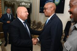  وزير الصناعة يعقد إجتماعًا مع وزير الصناعة والتجارة الجنوب إفريقي لبحث تعزيز التعاون. 