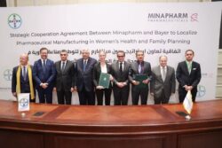 توقيع اتفاقية تعاون استراتيجي بين «مينا فارم» و«باير» الألمانية لتوطين صناعة الأدوية. 