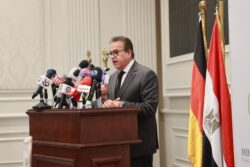 توقيع اتفاقية تعاون استراتيجي بين «مينا فارم» و«باير» الألمانية لتوطين صناعة الأدوية. 