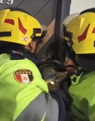 أمن الفيوم ينقذ أحد المواطنين ونجله بعد إحتجازهما داخل مصعد أحد العقارات