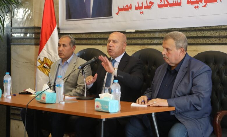 وزير النقل يكرم العاملين المتميزين بالسكك الحديدية