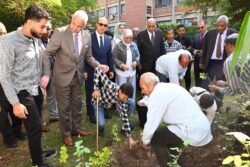 رئيس جامعة أسيوط يفتتح مبادرة "بصمة خضراء" .