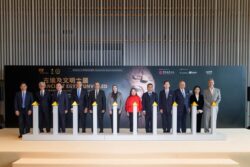 نائب وزير السياحة والأمين العام للمجلس الأعلى للآثار يفتتحان معرض "مصر القديمة تكشف عن نفسها" 