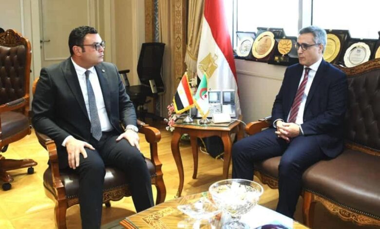وزير الإسكان يستقبل سفير الجزائر بالقاهرة لبحث سبل التعاون بين البلدين.