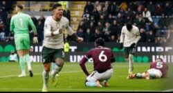 تشيلسي يعبر بيرنلي بثنائية نظيفة ويواصل مطاردة الصدارة