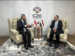 وزير الخارجية يلتقي ونظيره السنغافوري