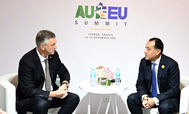 رئيس الوزراء يلتقي بنظيره الكرواتي في القمة السابعة بين الاتحاد الأفريقي والأوروبي.