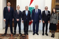 وزير الخارجية يلتقي الرئيس جوزاف عون في بيروت. 