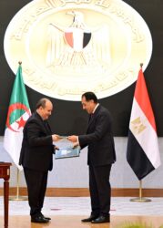 رئيس الوزراء والوزير الأول للجزائر يشهدان توقيع عدة وثائق في مجالات تدعم تعزيز التعاون. 