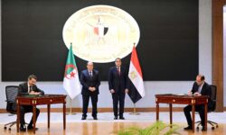 رئيس الوزراء والوزير الأول للجزائر يشهدان توقيع عدة وثائق في مجالات تدعم تعزيز التعاون. 