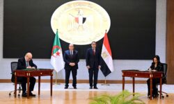 رئيس الوزراء والوزير الأول للجزائر يشهدان توقيع عدة وثائق في مجالات تدعم تعزيز التعاون. 