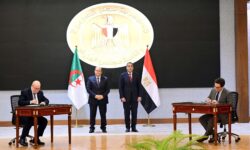 رئيس الوزراء والوزير الأول للجزائر يشهدان توقيع عدة وثائق في مجالات تدعم تعزيز التعاون. 