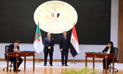 رئيس الوزراء والوزير الأول للجزائر يشهدان توقيع عدة وثائق في مجالات تدعم تعزيز التعاون. 