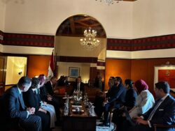 وزير الخارجية يلتقي أعضاء الجالية المصرية بإسلام آباد