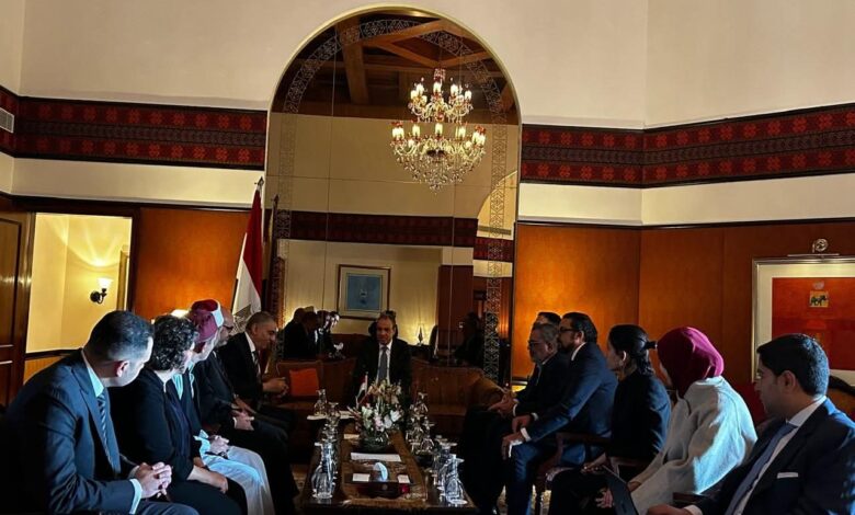 وزير الخارجية يلتقي أعضاء الجالية المصرية بإسلام آباد