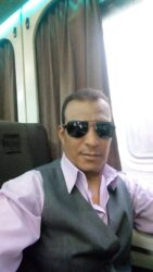 يا سَيِّـدَةٍ كـصُخُــورِ جَبَـلْ
قلبِى قـد كَـرِهَ الحُـبَّ وَمَلْ
لَمْ أعـرِفْ حُـبًّا فى الدُنيـا
كالكـذِبِ لَمَا يأْتِى فى الحَمْل
طَـرقْـتُ البابَ بِلا جَـدْوَى
سَئِمْتُ الطَّـرْقَ وَمَتْنِى كَلْ