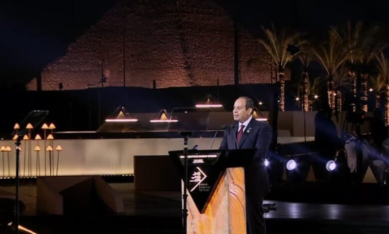 أعرب الدكتور عمر عوض، مساعد رئيس حزب الجيل الديمقراطي والأمين العام للحزب بمحافظة الإسكندرية، عن سعادته البالغة وفرحته الكبيرة بجاهزية افتتاح المتحف المصري الكبير اليوم، مؤكدًا أن هذا الحدث التاريخي يمثل يومًا من أيام الفخر الوطني ويعكس مدى اهتمام القيادة السياسية بتاريخ مصر العريق وحضارتها التي أبهرت العالم على مر العصور. وأشار الدكتور عمر عوض إلى أن المتحف المصري الكبير يعد أكبر صرح ثقافي وأثري في العالم، ويجسد رؤية الدولة المصرية الجديدة في الحفاظ على تراثها وهويتها الوطنية، ويُعتبر جسرًا حضاريًا بين الماضي العريق والمستقبل الواعد الذي تسير نحوه مصر بقيادة الرئيس عبد الفتاح السيسي وأضاف أن فرحة المواطنين بافتتاح المتحف جاءت طبيعية وصادقة، لأن كل مصري يشعر بالفخر حين يرى بلاده تقدم نموذجًا عالميًا في احترام التاريخ وتقديمه للعالم بصورة تليق بعظمة أجدادنا الفراعنة. وأكد مساعد رئيس حزب الجيل الديمقراطي أن هذا الافتتاح يعزز من مكانة مصر السياحية والثقافية على خريطة العالم، ويفتح آفاقًا جديدة لجذب السياحة العالمية، كما يدعم الاقتصاد الوطني ويدفع بعجلة التنمية المستدامة. واختتم الدكتور عمر عوض تصريحه بدعوة جميع المواطنين إلى زيارة المتحف المصري الكبير والاستمتاع بعظمة التاريخ المصري، مؤكدًا أن هذا المشروع هو هدية مصر للعالم ورسالة سلام من أرض الحضارة إلى كل شعوب الأرض. كما توافد العشرات من الأهالي الإسكندرية، على منطقة المنشية وسط البلد أمام شاشات العرض الكبيرة، وذلك للتعبير عن سعادتهم وفرحتهم اليوم السبت، بسماع الأغاني الوطنية وحمل الأعلام المصرية،