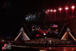 الطائرات الشراعية والألعاب النارية تزين السماء في هذا اليوم التاريخي 