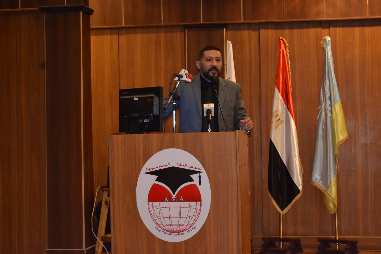 المعاهد العليا كينج مريوط تحتفل بذكرى انتصار أكتوبر المجيد
كتب: محمد السيد

في أجواء وطنية مفعمة بالفخر والانتماء، نظّمت المعاهد العليا كينج مريوط احتفالية كبرى بمناسبة الذكرى الـ52 لانتصارات السادس من أكتوبر المجيدة، بقيادة الدكتور هيثم درويش نائب رئيس مجلس الإدارة وأحد القيادات البارزة بالمعاهد.

استضافت الاحتفالية اللواء أركان حرب دكتور سمير فرج — أحد أبطال القوات المسلحة وقادة الفكر العسكري ومدير الشؤون المعنوية الأسبق — الذي قدّم محاضرة وطنية قيّمة استعرض خلالها تفاصيل ومعارك النصر العظيم، ودروس حرب أكتوبر التي لا تزال تُلهم الأجيال الجديدة.

وخلال كلمته، أكد الدكتور هيثم درويش أن إحياء ذكرى أكتوبر هو تجسيد لإرادة شعب وجيش متحدين في استعادة الأرض والكرامة، مشيراً إلى أن هذه المناسبة ليست مجرد احتفال سنوي، بل تجديد للعهد على العمل والتضحية والانتماء من أجل الوطن.

وأضاف أن روح أكتوبر ما زالت حاضرة في وجدان المصريين، وتستمر اليوم في مشروعات التنمية والبناء التي تشهدها الدولة تحت قيادة الرئيس عبد الفتاح السيسي، مؤكداً أن العاشر من أكتوبر 2025 يحمل دلالات وطنية واقتصادية كبيرة، تعكس استمرار مسيرة النهوض بمصر.

كما قدّم اللواء سمير فرج سرداً شيقاً لمراحل الحرب من الإعداد والتخطيط إلى العبور واقتحام خط بارليف، مؤكداً أن نصر أكتوبر هو نصر للعقل والإرادة المصرية، ودعا الشباب إلى التمسك بالقيم الوطنية والإخلاص في العمل والعلم لخدمة الوطن.

وفي ختام الاحتفالية، وجّه الدكتور هيثم درويش رسالة مؤثرة لطلاب المعاهد قائلاً:

> “الجيل الذي صنع نصر أكتوبر هو نفسه الذي سلّم راية الوطن لجيلكم، فاحملوها بعلمكم وإخلاصكم، وكونوا امتدادًا لروح أكتوبر التي يجسدها اليوم الرئيس السيسي في مسيرة البناء والتنمية.”

اختُتمت الفعالية وسط أجواء من الفخر والاعتزاز الوطني، لتؤكد أن احتفالية المعاهد العليا كينج مريوط ليست مجرد استذكار لماضٍ مشرق، بل تأكيد على حاضر قوي ومستقبل واعد، يقوده أبناء مصر المخلصون في ظل قيادة حكيمة تضع مصلحة الوطن فوق كل اعتبار.