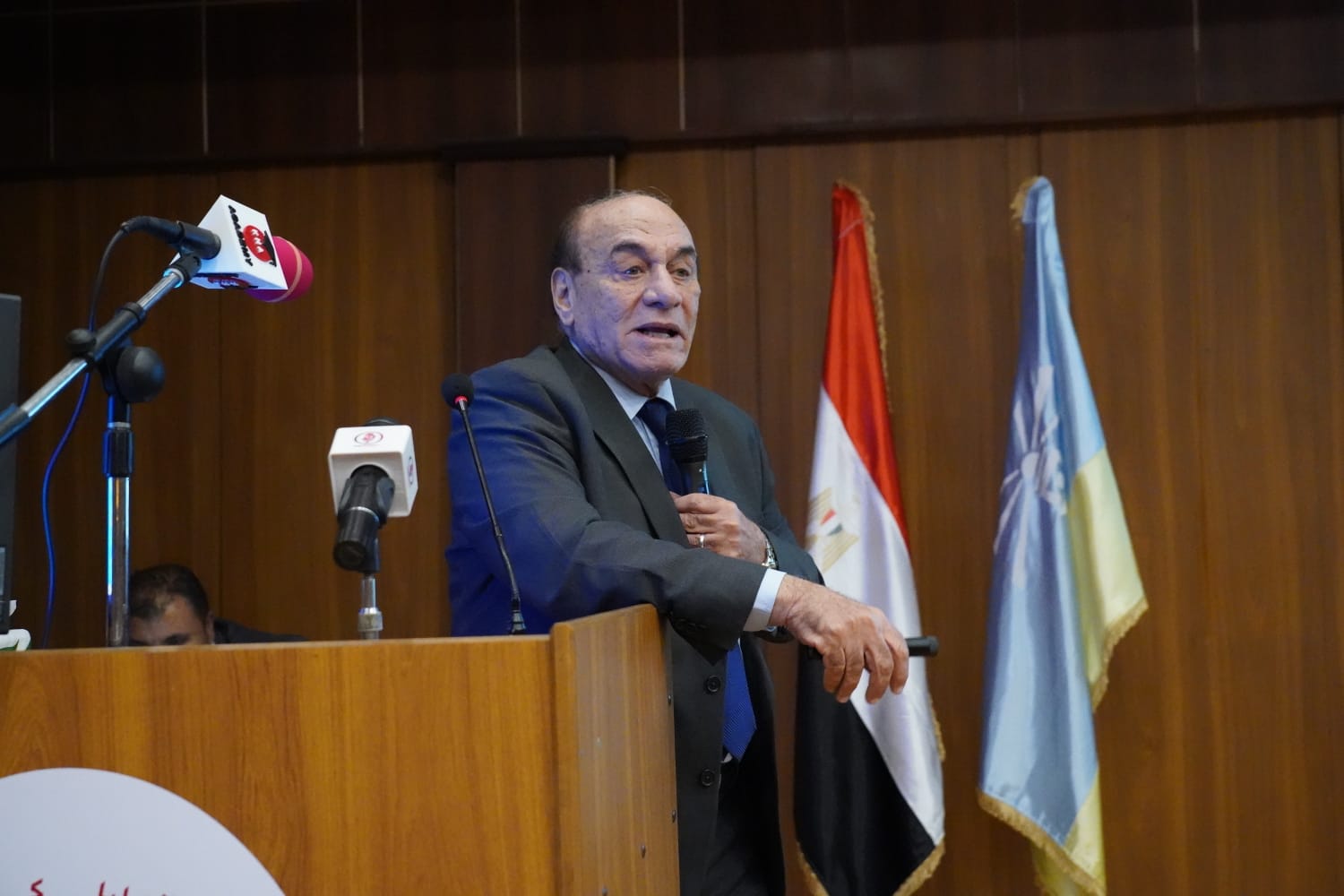 المعاهد العليا كينج مريوط تحتفل بذكرى انتصار أكتوبر المجيد
كتب: محمد السيد

في أجواء وطنية مفعمة بالفخر والانتماء، نظّمت المعاهد العليا كينج مريوط احتفالية كبرى بمناسبة الذكرى الـ52 لانتصارات السادس من أكتوبر المجيدة، بقيادة الدكتور هيثم درويش نائب رئيس مجلس الإدارة وأحد القيادات البارزة بالمعاهد.

استضافت الاحتفالية اللواء أركان حرب دكتور سمير فرج — أحد أبطال القوات المسلحة وقادة الفكر العسكري ومدير الشؤون المعنوية الأسبق — الذي قدّم محاضرة وطنية قيّمة استعرض خلالها تفاصيل ومعارك النصر العظيم، ودروس حرب أكتوبر التي لا تزال تُلهم الأجيال الجديدة.

وخلال كلمته، أكد الدكتور هيثم درويش أن إحياء ذكرى أكتوبر هو تجسيد لإرادة شعب وجيش متحدين في استعادة الأرض والكرامة، مشيراً إلى أن هذه المناسبة ليست مجرد احتفال سنوي، بل تجديد للعهد على العمل والتضحية والانتماء من أجل الوطن.

وأضاف أن روح أكتوبر ما زالت حاضرة في وجدان المصريين، وتستمر اليوم في مشروعات التنمية والبناء التي تشهدها الدولة تحت قيادة الرئيس عبد الفتاح السيسي، مؤكداً أن العاشر من أكتوبر 2025 يحمل دلالات وطنية واقتصادية كبيرة، تعكس استمرار مسيرة النهوض بمصر.

كما قدّم اللواء سمير فرج سرداً شيقاً لمراحل الحرب من الإعداد والتخطيط إلى العبور واقتحام خط بارليف، مؤكداً أن نصر أكتوبر هو نصر للعقل والإرادة المصرية، ودعا الشباب إلى التمسك بالقيم الوطنية والإخلاص في العمل والعلم لخدمة الوطن.

وفي ختام الاحتفالية، وجّه الدكتور هيثم درويش رسالة مؤثرة لطلاب المعاهد قائلاً:

> “الجيل الذي صنع نصر أكتوبر هو نفسه الذي سلّم راية الوطن لجيلكم، فاحملوها بعلمكم وإخلاصكم، وكونوا امتدادًا لروح أكتوبر التي يجسدها اليوم الرئيس السيسي في مسيرة البناء والتنمية.”

اختُتمت الفعالية وسط أجواء من الفخر والاعتزاز الوطني، لتؤكد أن احتفالية المعاهد العليا كينج مريوط ليست مجرد استذكار لماضٍ مشرق، بل تأكيد على حاضر قوي ومستقبل واعد، يقوده أبناء مصر المخلصون في ظل قيادة حكيمة تضع مصلحة الوطن فوق كل اعتبار.