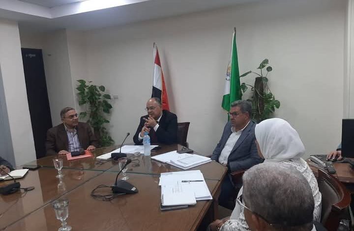 سكرتير عام محافظة الجيزه يعقد لقاءً لمتابعة جاهزية المراكز الانتخابية قبل انطلاق انتخابات النواب. 