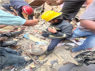 إنهيار عقار مأهول بالسكان في منطقة الخليفة بالقاهرة