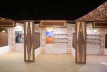 محافظ الجيزة يتابع الاستعدادات الجارية لإقامة مهرجان التمور الثامن بالواحات البحرية متابعة محمد سعد عبد المجيد تابع المهندس عادل النجار محافظ الجيزة التجهيزات الجارية بمقر إقامة مهرجان التمور المصرية الثامن والمقرر انعقاده خلال الفترة من 8 إلى 10 نوفمبر 2025 بمركز الواحات البحرية. وأشار المحافظ إلى أنه جارٍ الانتهاء من تجهيز الباكيات الخاصة بالعارضين واستكمال أعمال الإنارة والتجميل وتنسيق الموقع من الخارج، إلى جانب إضافة مظاهر جمالية تعكس الطبيعة المميزة للواحات البحرية، بما يضمن خروج المهرجان في أبهى صورة تليق باسم محافظة الجيزة وتاريخ الواحات العريق. وأكد المهندس عادل النجار على أهمية المهرجان كحدث تنموي واستثماري وسياحي يبرز مقومات الواحات البحرية ويدعم جهود الدولة في تحقيق التنمية المستدامة، مشيرًا إلى المتابعة المستمرة للتجهيزات بالتنسيق مع جميع الجهات المعنية لضمان نجاح الفعالية بالصورة اللائقة التي تعكس مكانة مصر وريادتها في إنتاج وتصدير التمور. لافتا أن المهرجان يُقام تحت رعاية جائزة خليفة الدولية لنخيل التمر والابتكار الزراعي التابعة لمؤسسة إرث زايد الإنساني، بالتعاون مع وزارة التجارة والصناعة ومحافظة الجيزة، وذلك في إطار دعم وتعزيز قطاع التمور المصرية وتطوير الصناعات القائمة عليه بما يسهم في تعظيم العائد الاقتصادي للمزارعين والمستثمرين بهذا القطاع الحيوي.