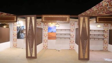 محافظ الجيزة يتابع الاستعدادات الجارية لإقامة مهرجان التمور الثامن بالواحات البحرية متابعة محمد سعد عبد المجيد تابع المهندس عادل النجار محافظ الجيزة التجهيزات الجارية بمقر إقامة مهرجان التمور المصرية الثامن والمقرر انعقاده خلال الفترة من 8 إلى 10 نوفمبر 2025 بمركز الواحات البحرية. وأشار المحافظ إلى أنه جارٍ الانتهاء من تجهيز الباكيات الخاصة بالعارضين واستكمال أعمال الإنارة والتجميل وتنسيق الموقع من الخارج، إلى جانب إضافة مظاهر جمالية تعكس الطبيعة المميزة للواحات البحرية، بما يضمن خروج المهرجان في أبهى صورة تليق باسم محافظة الجيزة وتاريخ الواحات العريق. وأكد المهندس عادل النجار على أهمية المهرجان كحدث تنموي واستثماري وسياحي يبرز مقومات الواحات البحرية ويدعم جهود الدولة في تحقيق التنمية المستدامة، مشيرًا إلى المتابعة المستمرة للتجهيزات بالتنسيق مع جميع الجهات المعنية لضمان نجاح الفعالية بالصورة اللائقة التي تعكس مكانة مصر وريادتها في إنتاج وتصدير التمور. لافتا أن المهرجان يُقام تحت رعاية جائزة خليفة الدولية لنخيل التمر والابتكار الزراعي التابعة لمؤسسة إرث زايد الإنساني، بالتعاون مع وزارة التجارة والصناعة ومحافظة الجيزة، وذلك في إطار دعم وتعزيز قطاع التمور المصرية وتطوير الصناعات القائمة عليه بما يسهم في تعظيم العائد الاقتصادي للمزارعين والمستثمرين بهذا القطاع الحيوي.