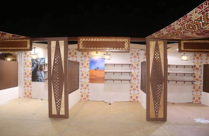 محافظ الجيزة يتابع الاستعدادات الجارية لإقامة مهرجان التمور الثامن بالواحات البحرية متابعة محمد سعد عبد المجيد تابع المهندس عادل النجار محافظ الجيزة التجهيزات الجارية بمقر إقامة مهرجان التمور المصرية الثامن والمقرر انعقاده خلال الفترة من 8 إلى 10 نوفمبر 2025 بمركز الواحات البحرية. وأشار المحافظ إلى أنه جارٍ الانتهاء من تجهيز الباكيات الخاصة بالعارضين واستكمال أعمال الإنارة والتجميل وتنسيق الموقع من الخارج، إلى جانب إضافة مظاهر جمالية تعكس الطبيعة المميزة للواحات البحرية، بما يضمن خروج المهرجان في أبهى صورة تليق باسم محافظة الجيزة وتاريخ الواحات العريق. وأكد المهندس عادل النجار على أهمية المهرجان كحدث تنموي واستثماري وسياحي يبرز مقومات الواحات البحرية ويدعم جهود الدولة في تحقيق التنمية المستدامة، مشيرًا إلى المتابعة المستمرة للتجهيزات بالتنسيق مع جميع الجهات المعنية لضمان نجاح الفعالية بالصورة اللائقة التي تعكس مكانة مصر وريادتها في إنتاج وتصدير التمور. لافتا أن المهرجان يُقام تحت رعاية جائزة خليفة الدولية لنخيل التمر والابتكار الزراعي التابعة لمؤسسة إرث زايد الإنساني، بالتعاون مع وزارة التجارة والصناعة ومحافظة الجيزة، وذلك في إطار دعم وتعزيز قطاع التمور المصرية وتطوير الصناعات القائمة عليه بما يسهم في تعظيم العائد الاقتصادي للمزارعين والمستثمرين بهذا القطاع الحيوي.