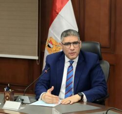 محافظ الجيزة يشهد إجراء القرعة الإلكترونية لـ١٧٠٠ مدفن جاهز بطريق الفيوم.