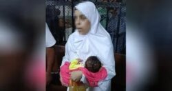 ظهرت بالمحكمة حامله طفلتها .......المتهمة بقتل زوجها و أطفالها الـ 6 أمام المحكمة